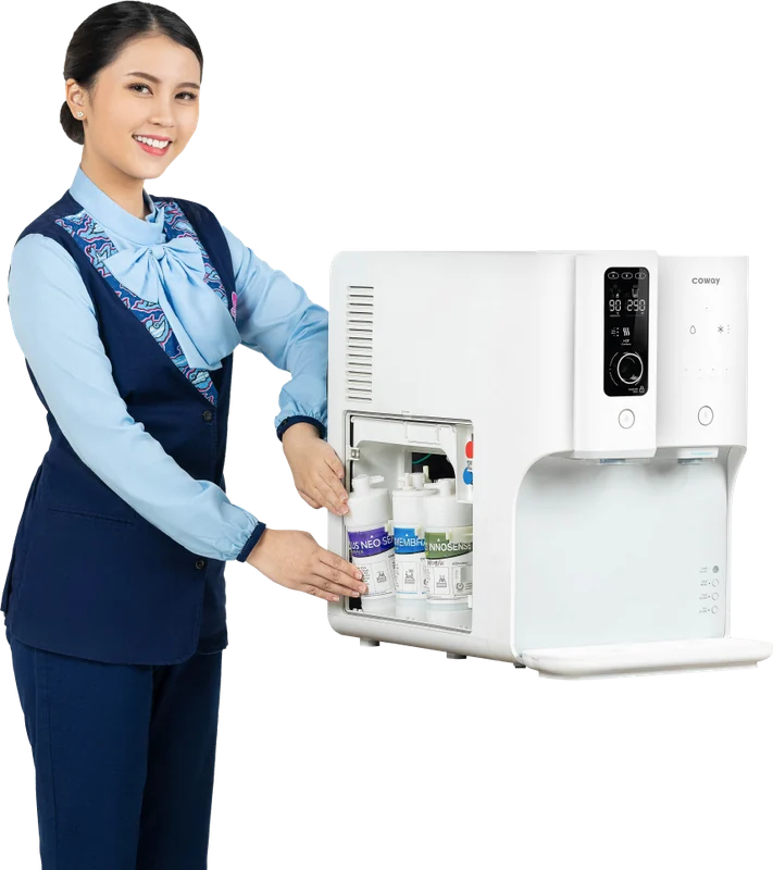 Teknisi Coway merawat water purifier
